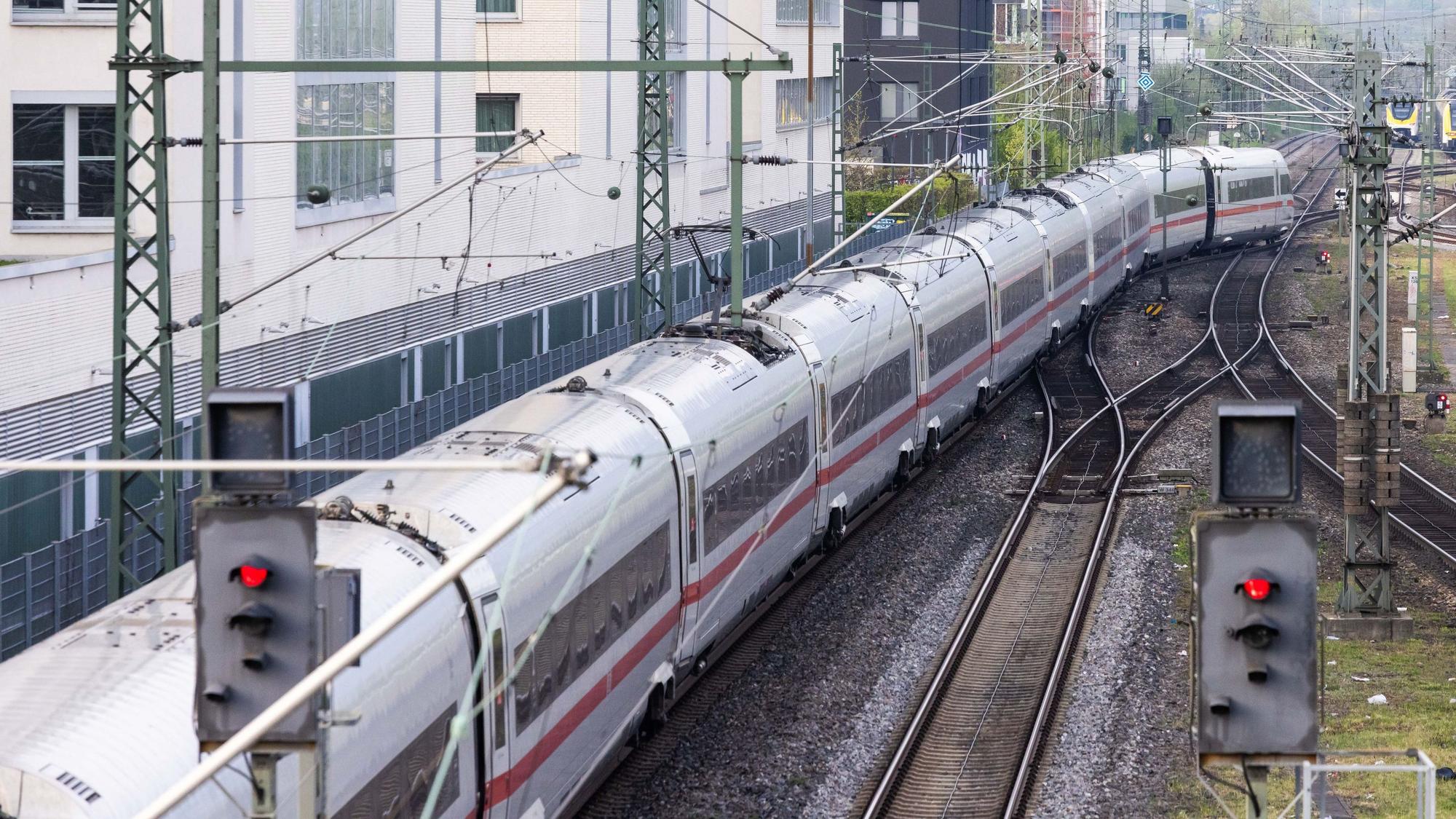 Ein ICE Inter City Express der Deutschen Bahn fährt aus dem Freiburger Hauptbahnhof in Richtung Schweiz.