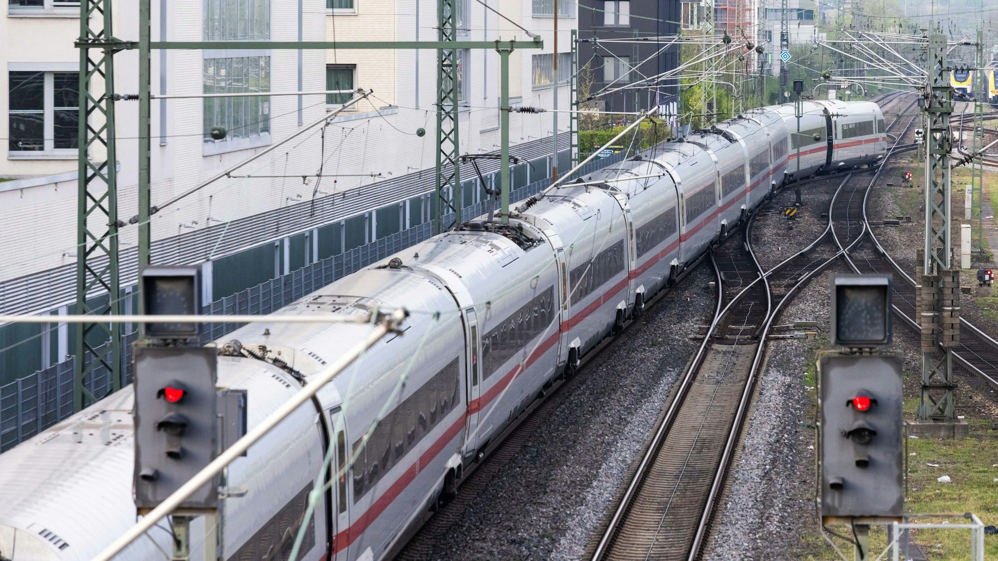 Ein ICE Inter City Express der Deutschen Bahn fährt aus dem Freiburger Hauptbahnhof in Richtung Schweiz.
