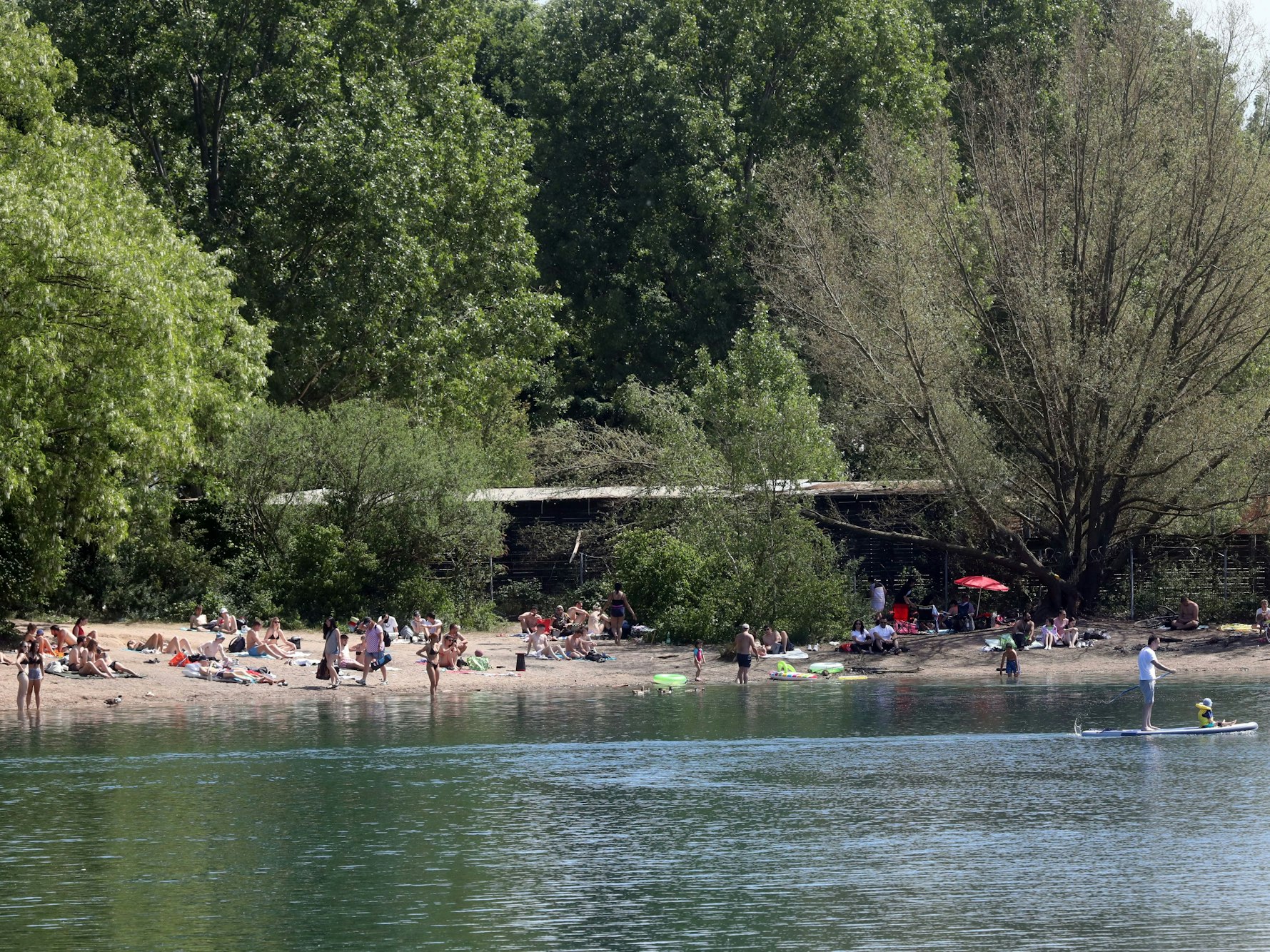 Menschen baden im Escher See in Köln.