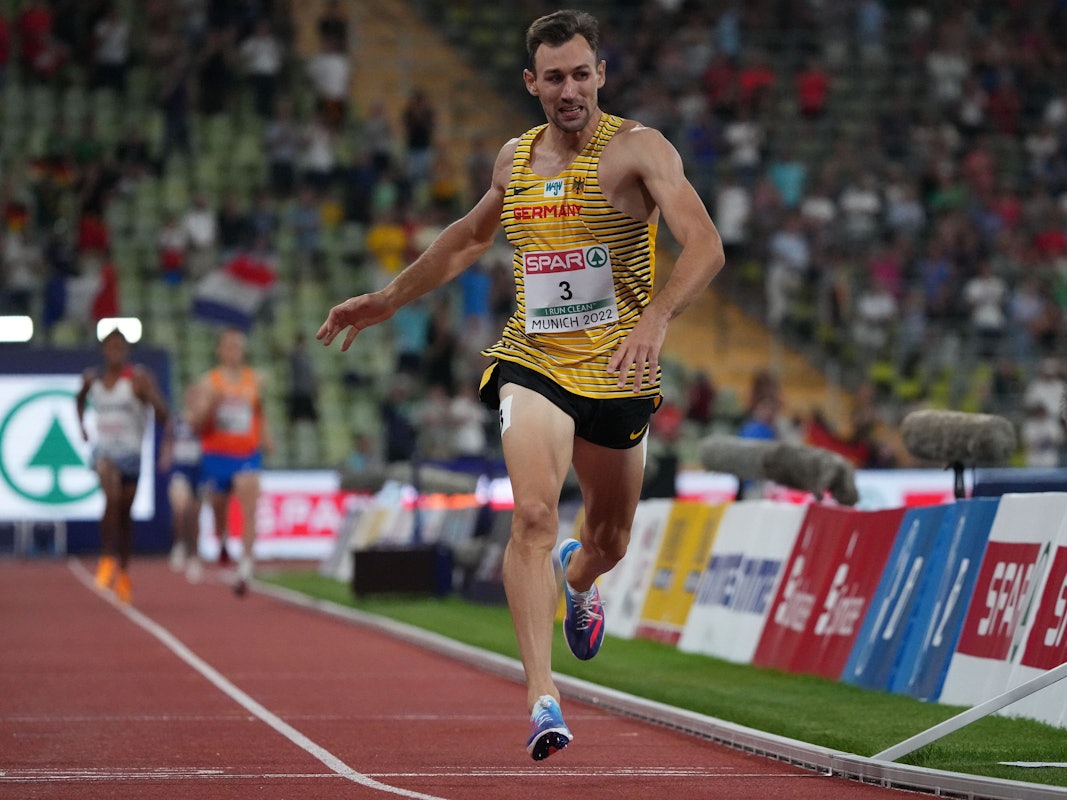 Niklas Kaul im Olympiastadion München auf der Laufbahn.