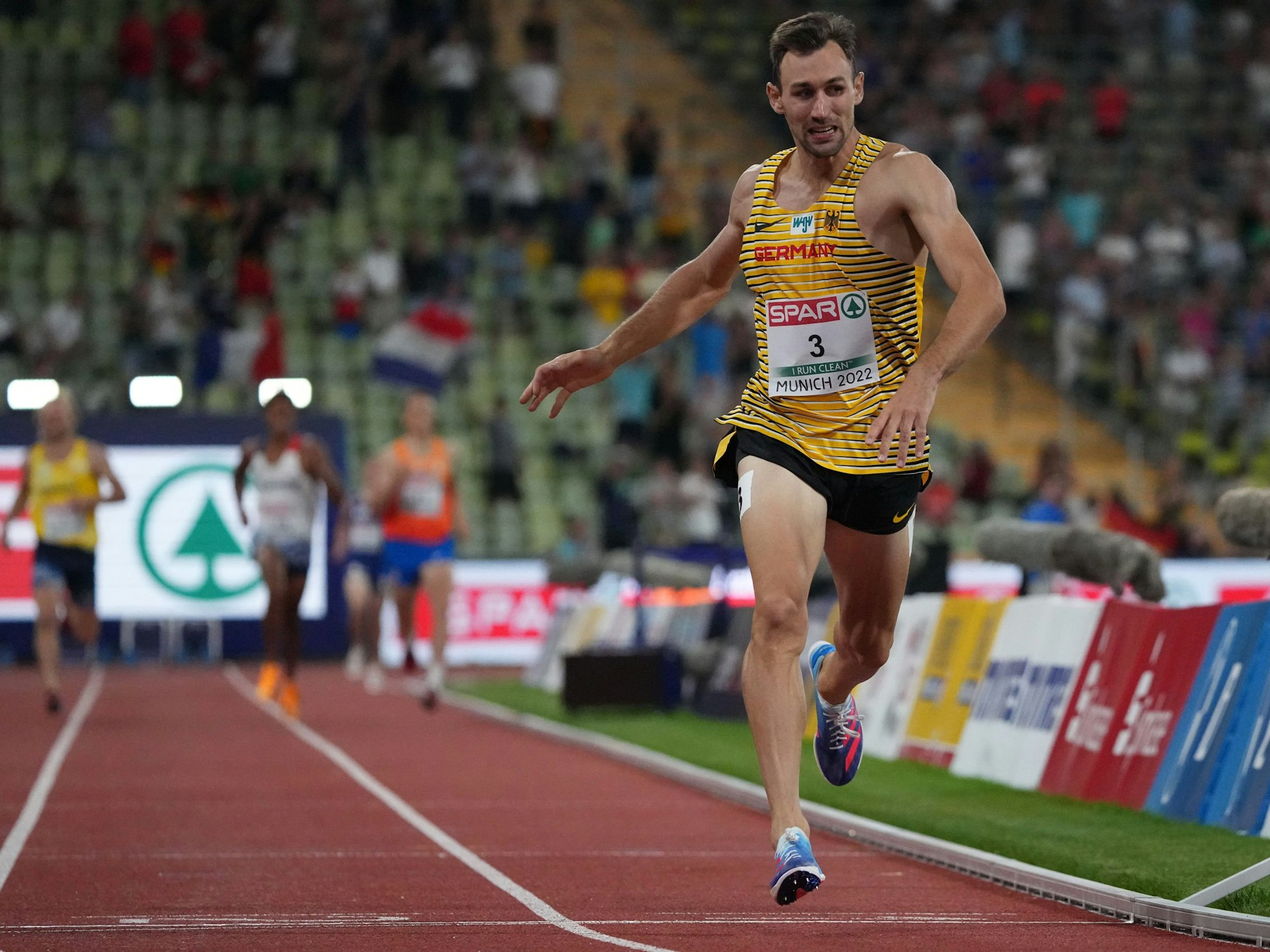 Niklas Kaul im Olympiastadion München auf der Laufbahn.