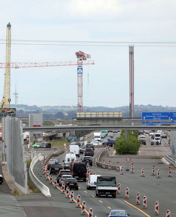 Ein Blick auf den Verkehr auf der A1 bei Leverkusen.