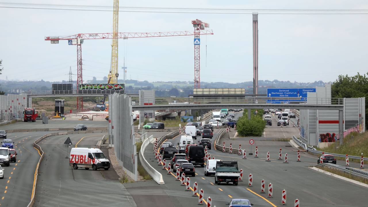 Ein Blick auf den Verkehr auf der A1 bei Leverkusen.