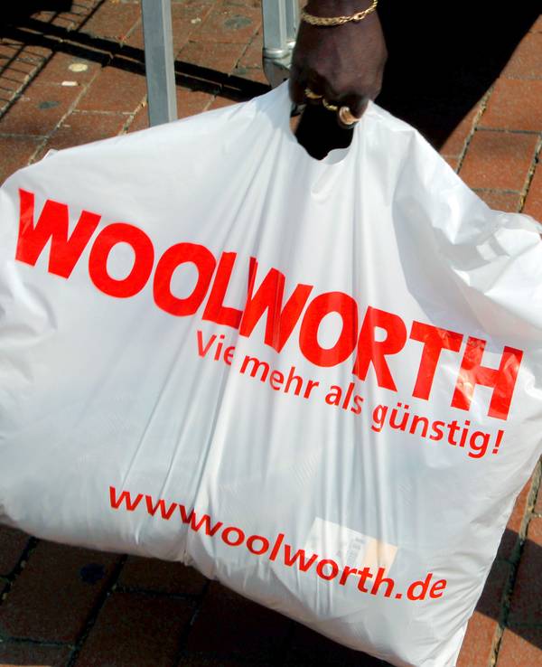 Eine Frau verlässt im April 2009 eine Woolworth-Filiale in Bonn.
