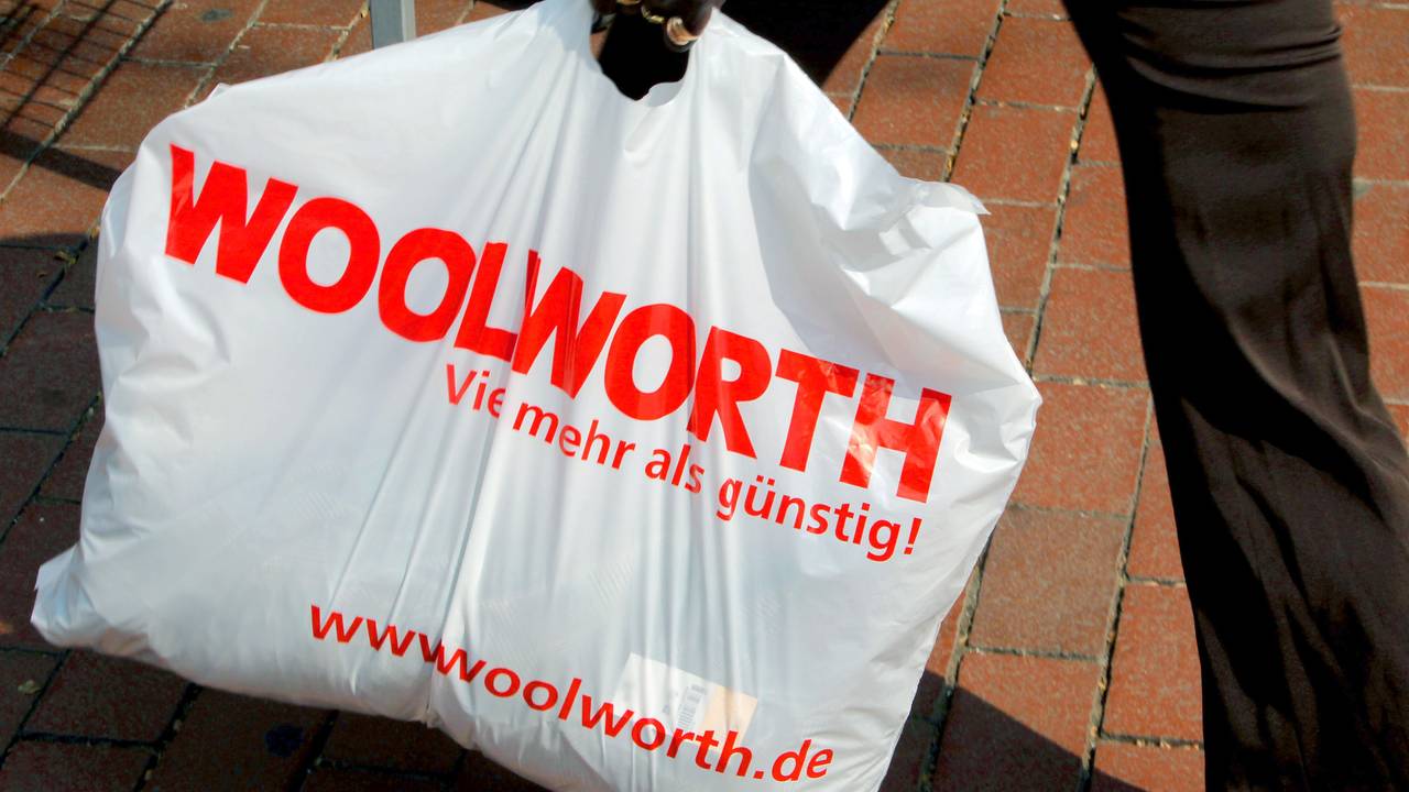 Eine Frau verlässt im April 2009 eine Woolworth-Filiale in Bonn.