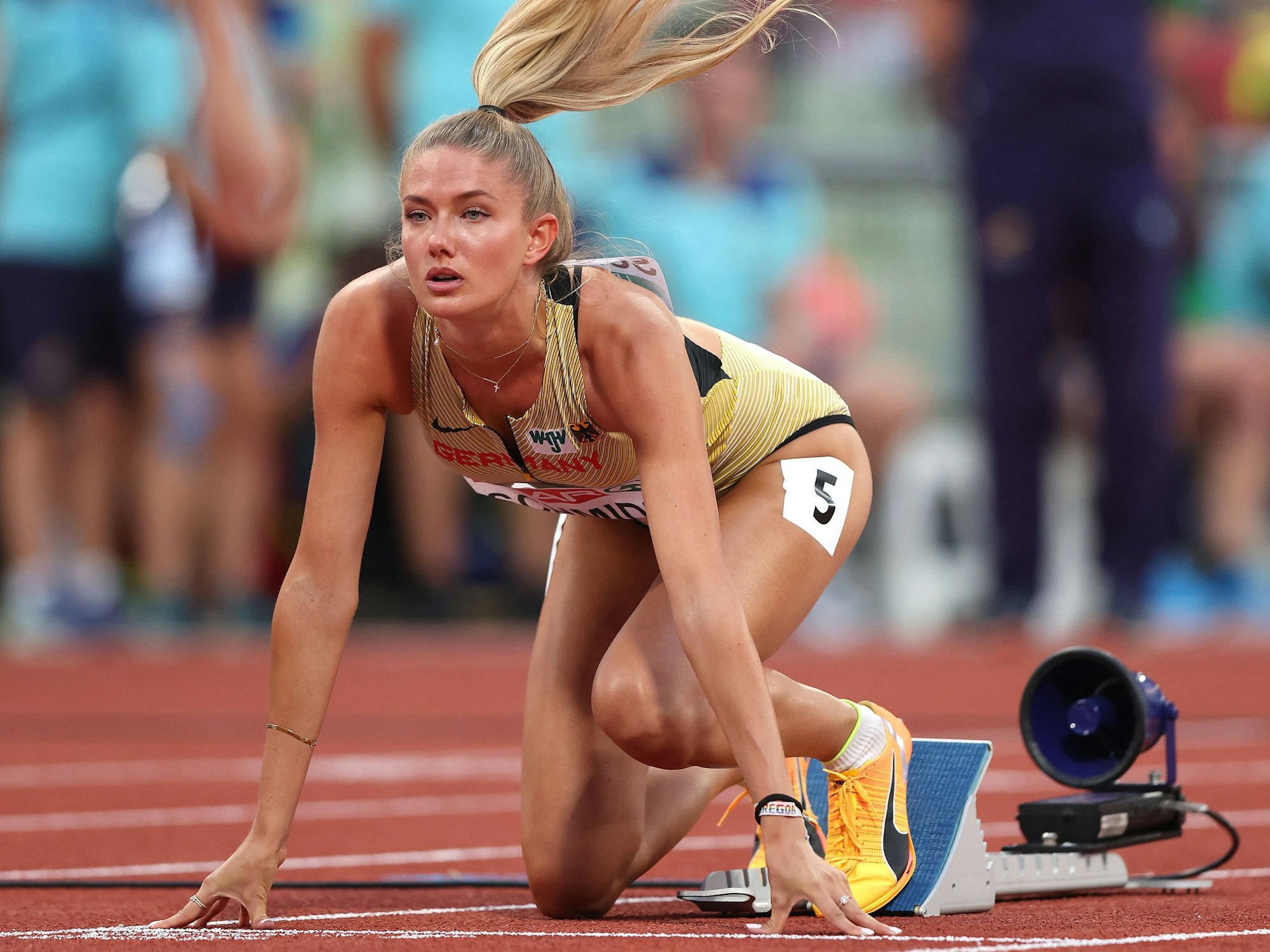 Alica Schmidt lässt im Startblock die Haare fliegen.