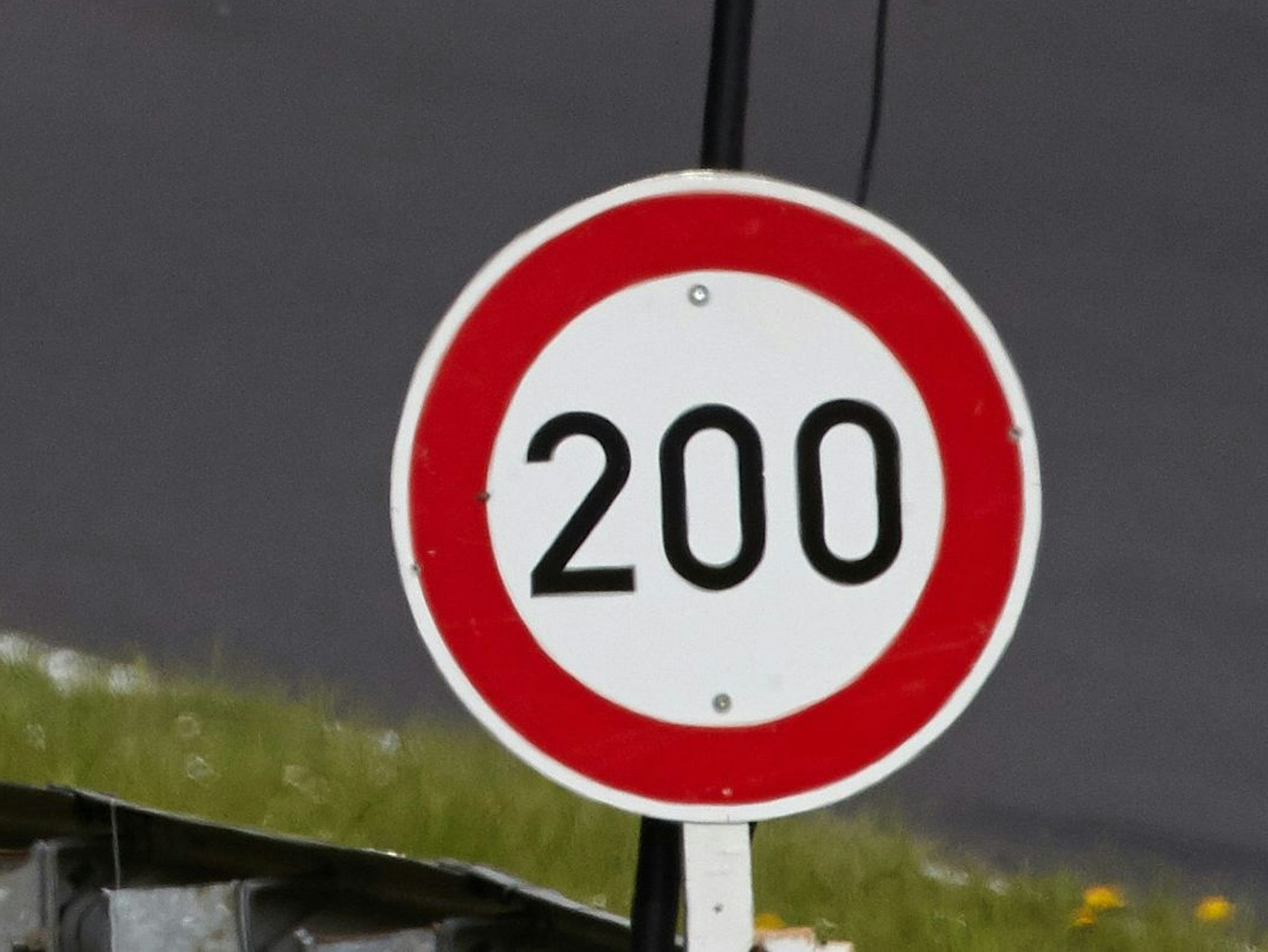 Ein Schild weist ein Tempolimit von 200 km/h auf dem Nürburgring, einer abgesperrten Rennstrecke in der Eifel, aus.