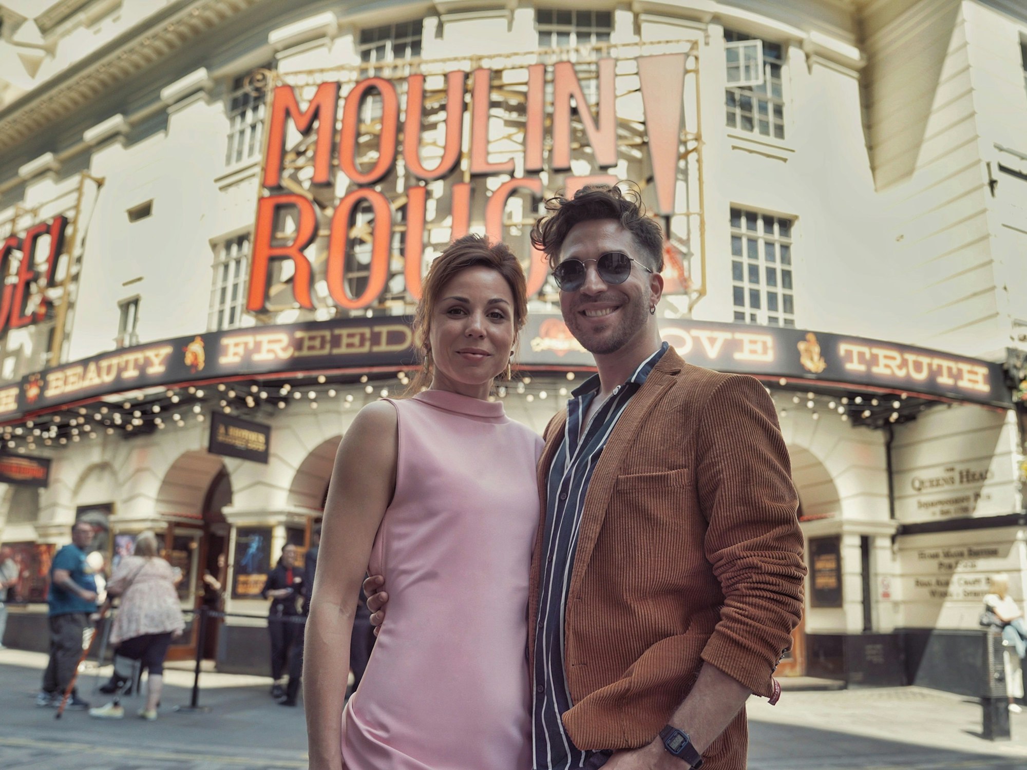 Der deutsche Hauptdarsteller Riccardo Greco und die Darstellerin Sophie Berner vor dem Piccadilly Theatre in London.