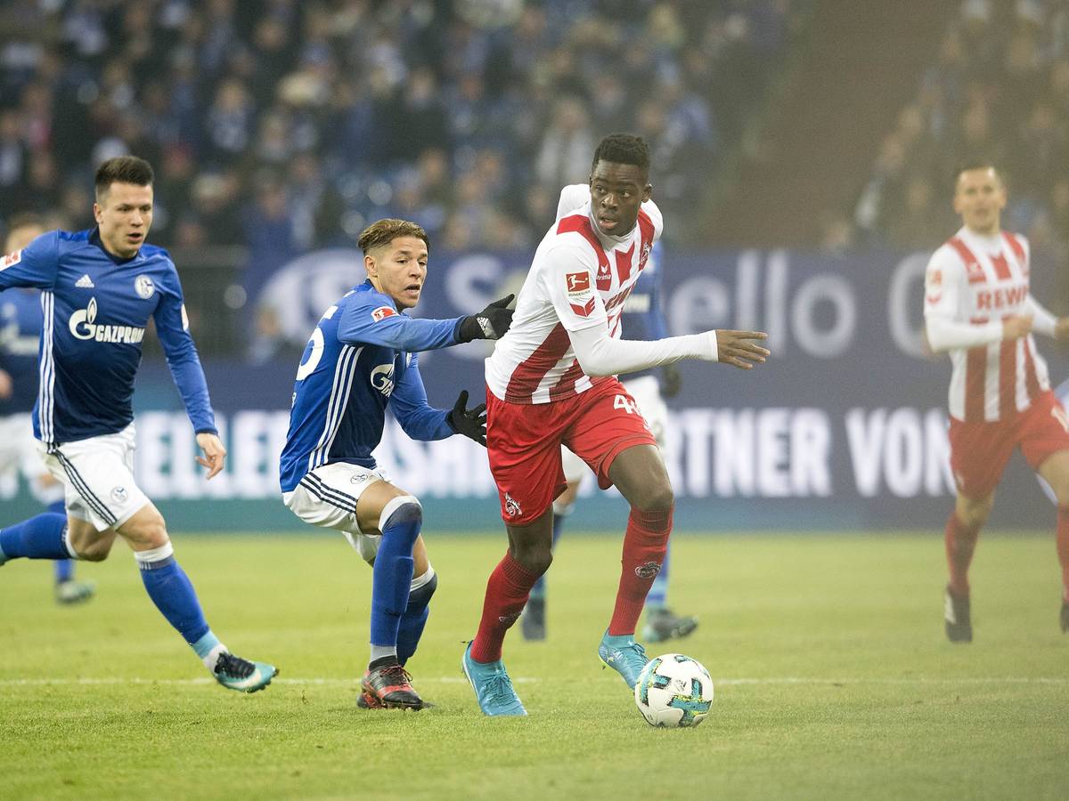 Yann-Aurel Bisseck r. (K) im Duell gegen Amine Harit (GE).