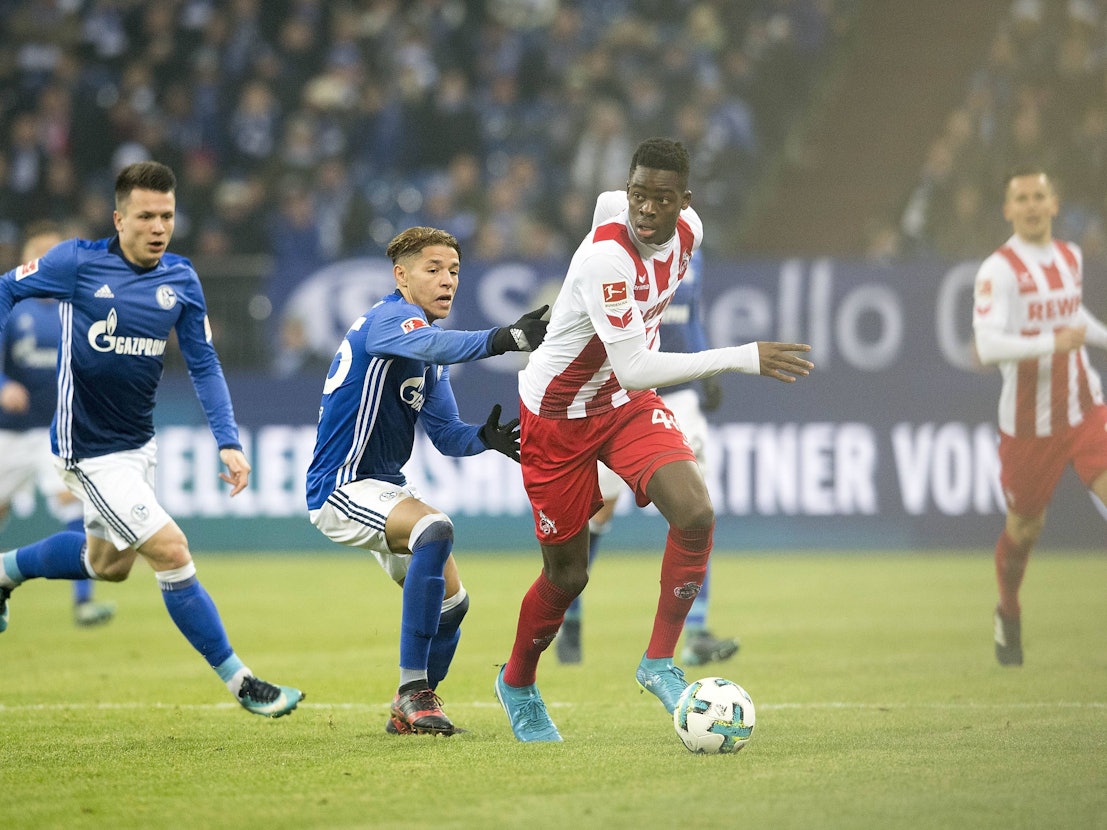 Yann-Aurel Bisseck r. (K) im Duell gegen Amine Harit (GE).