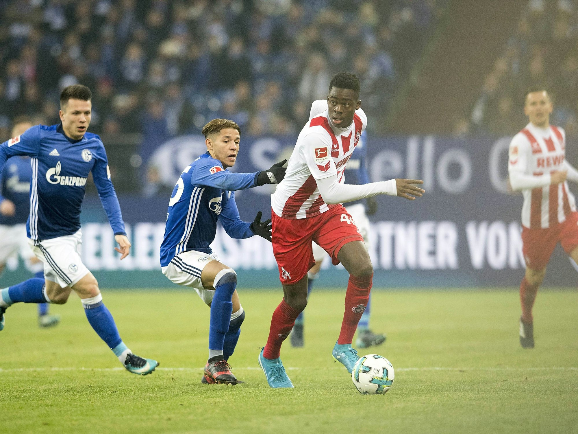 Yann-Aurel Bisseck r. (K) im Duell gegen Amine Harit (GE).
