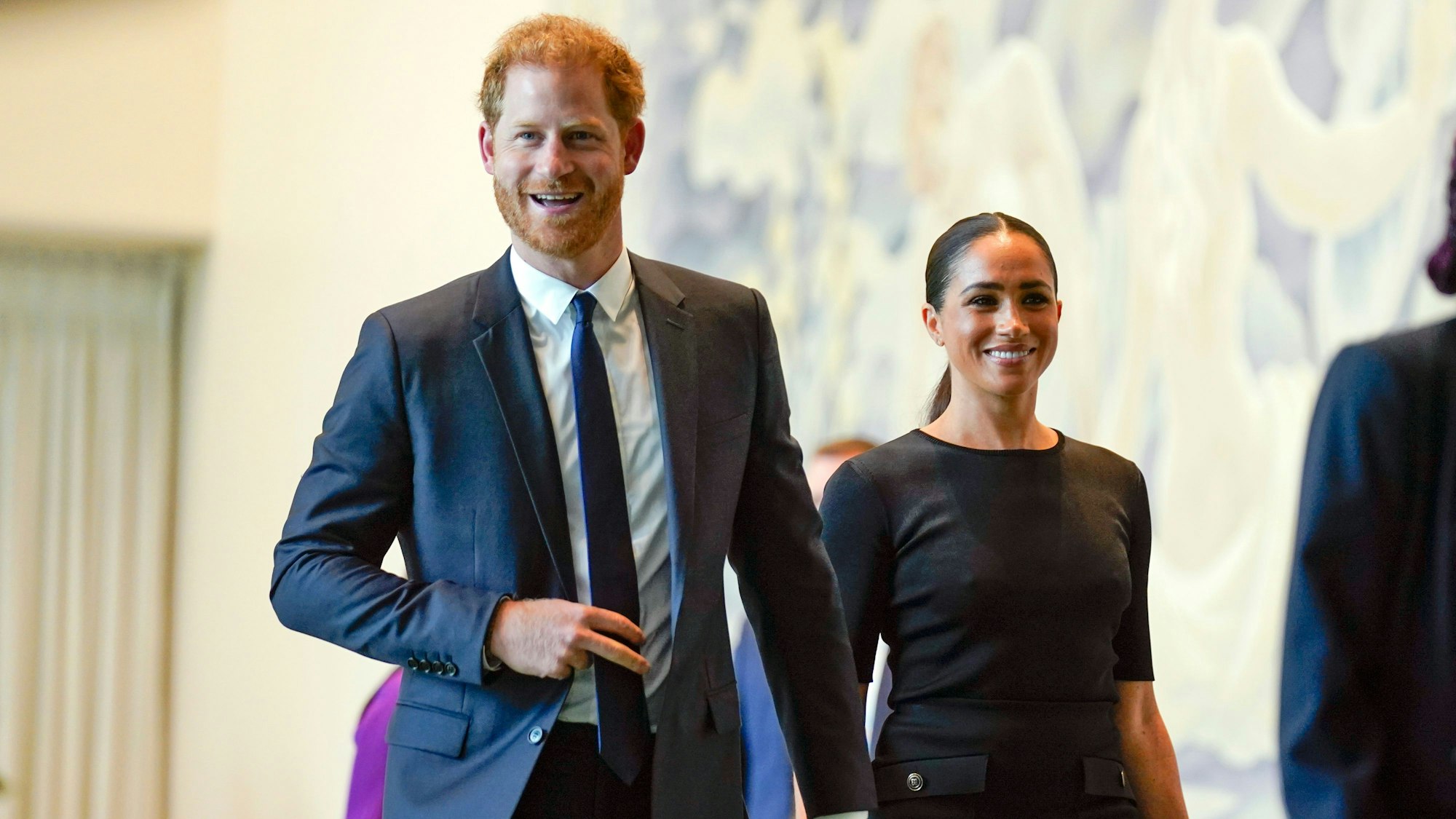 Prinz Harry (l), Herzog von Sussex, und seine Ehefrau Meghan Markle, Herzogin von Sussex