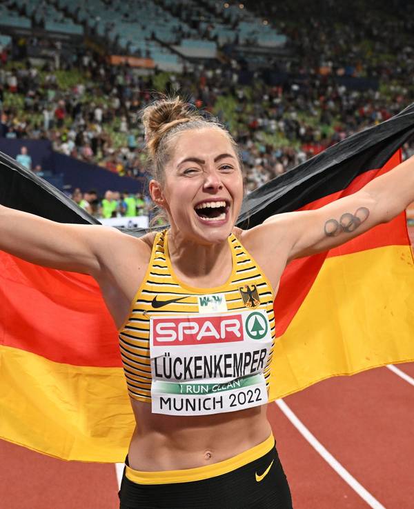 Die Leichtathletin Gina Lückenkemper jubelt mit der deutschen Fahne.
