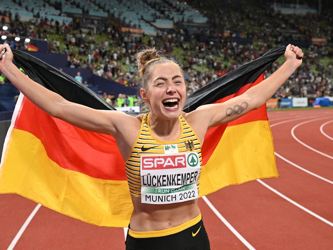 Die Leichtathletin Gina Lückenkemper jubelt mit der deutschen Fahne.