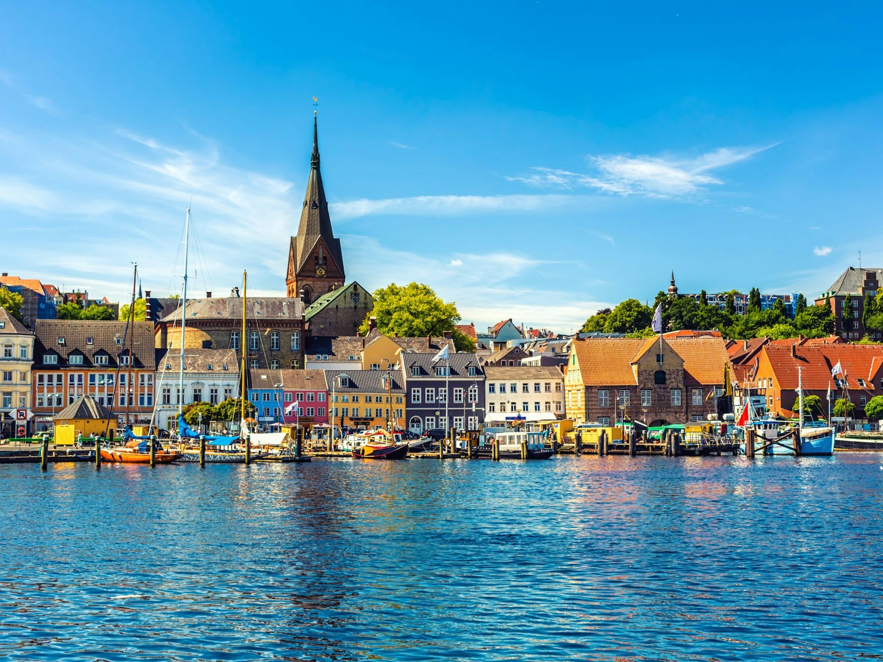 Die Grenzstadt Flensburg erinnert mit ihren bunten Häusern an eine dänische Stadt.