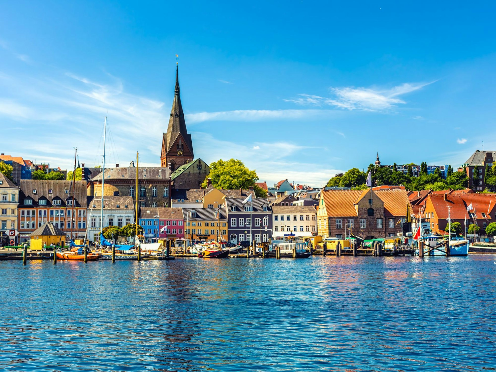 Die Grenzstadt Flensburg erinnert mit ihren bunten Häusern an eine dänische Stadt.