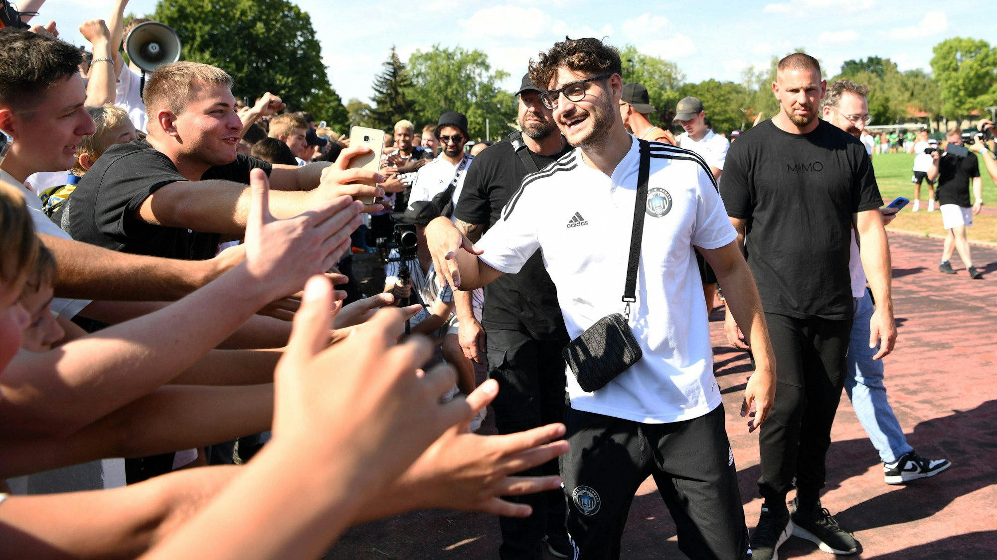 Elias Nerlich klatscht die Fans auf der Tribüne ab.