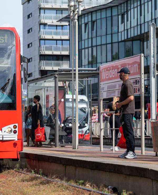 Eine KVB-Bahn der Linie 1 hält an der Haltestelle Weiden Zentrum.