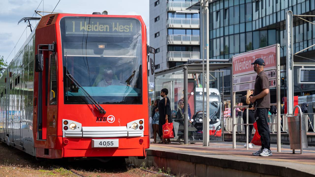 Eine KVB-Bahn der Linie 1 hält an der Haltestelle Weiden Zentrum.