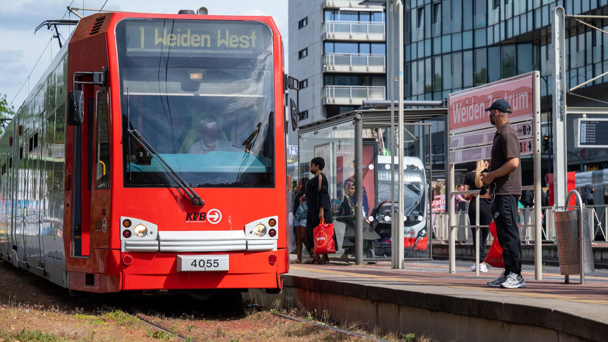 Eine KVB-Bahn der Linie 1 hält an der Haltestelle Weiden Zentrum.
