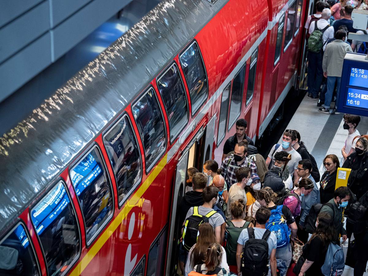 Fahrgäste steigen in einen Regional-Express (undatiertes Foto). Der RE8 von Mönchengladbach über Köln nach Koblenz fällt für fünf Wochen aus.