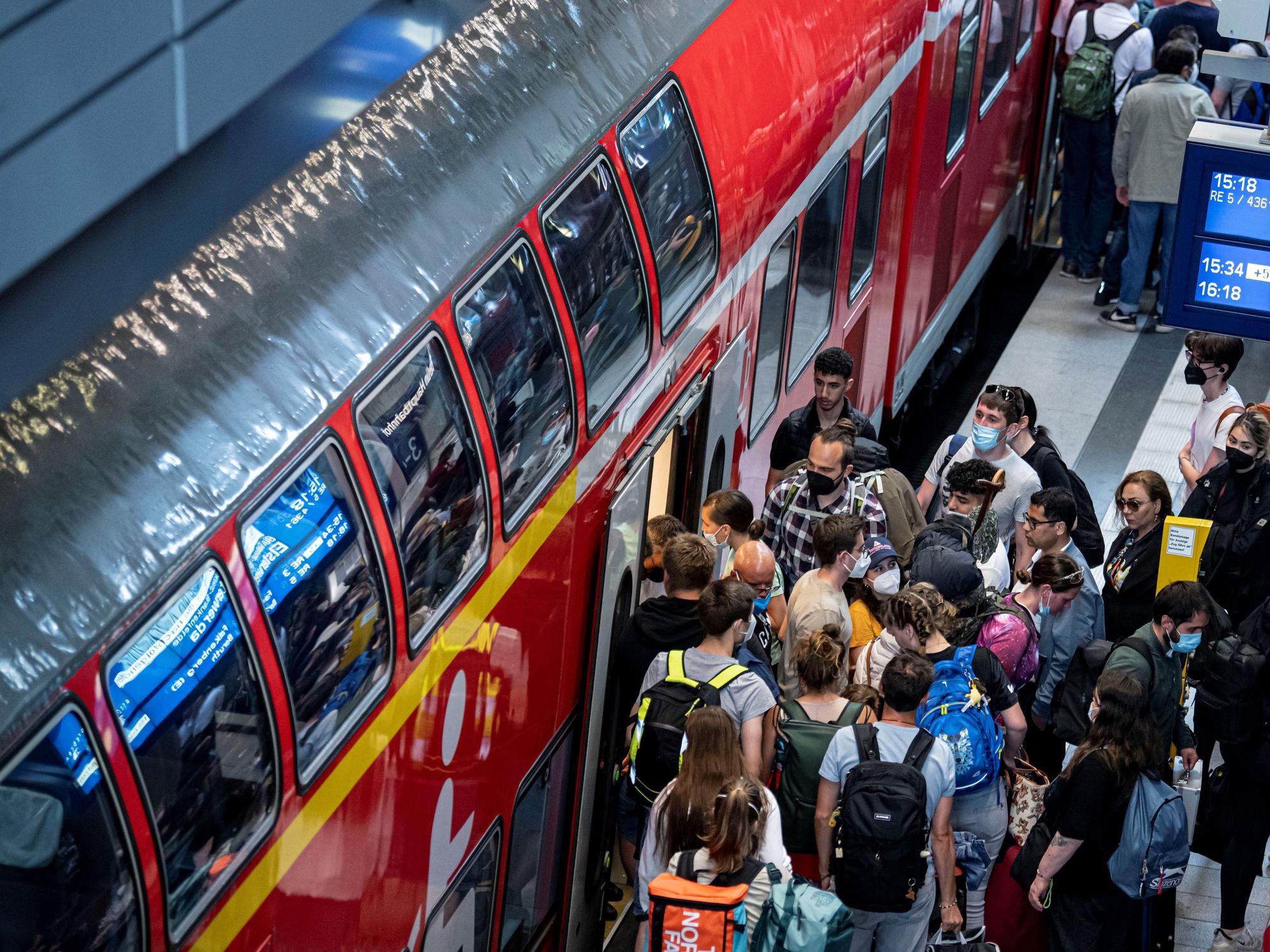Fahrgäste steigen in einen Regional-Express (undatiertes Foto). Der RE8 von Mönchengladbach über Köln nach Koblenz fällt für fünf Wochen aus.