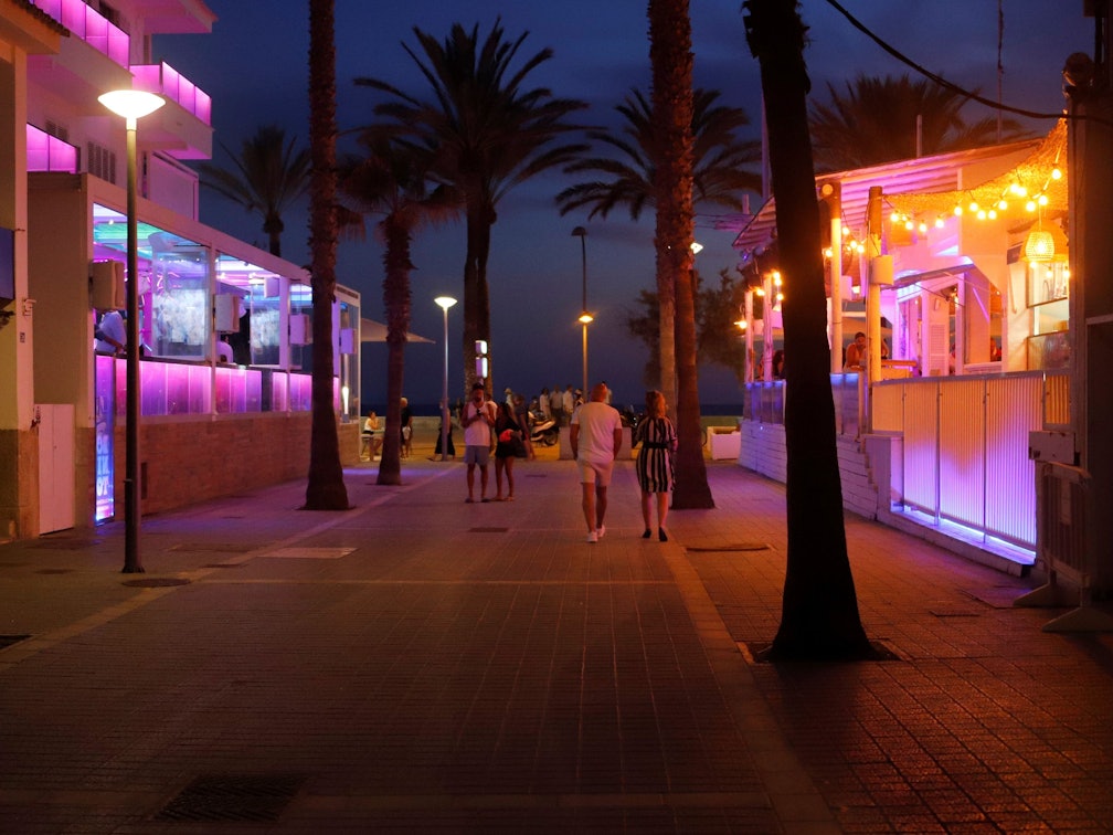Der Angreifer ist ebenfalls Deutscher. Unser Foto zeigt Touristinnen und Touristen an der Playa de Palma.