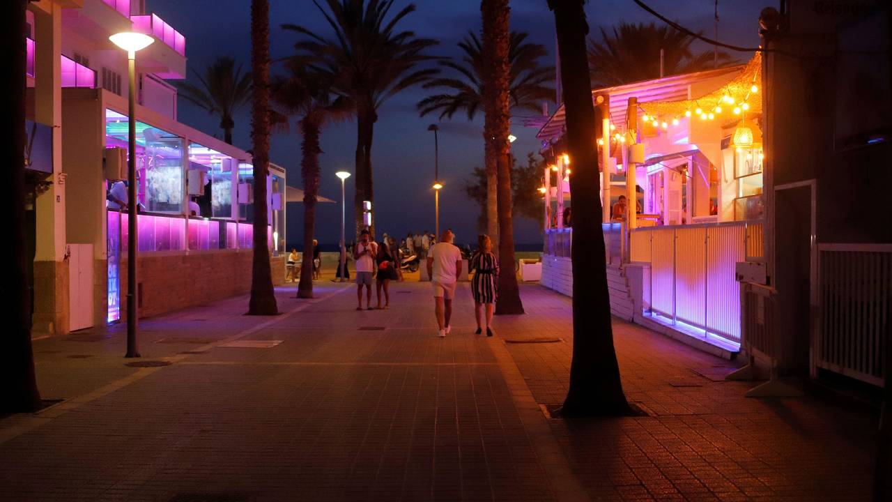 Der Angreifer ist ebenfalls Deutscher. Unser Foto zeigt Touristinnen und Touristen an der Playa de Palma.