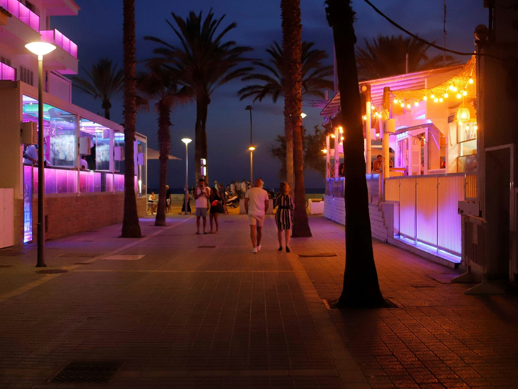 Der Angreifer ist ebenfalls Deutscher. Unser Foto zeigt Touristinnen und Touristen an der Playa de Palma.