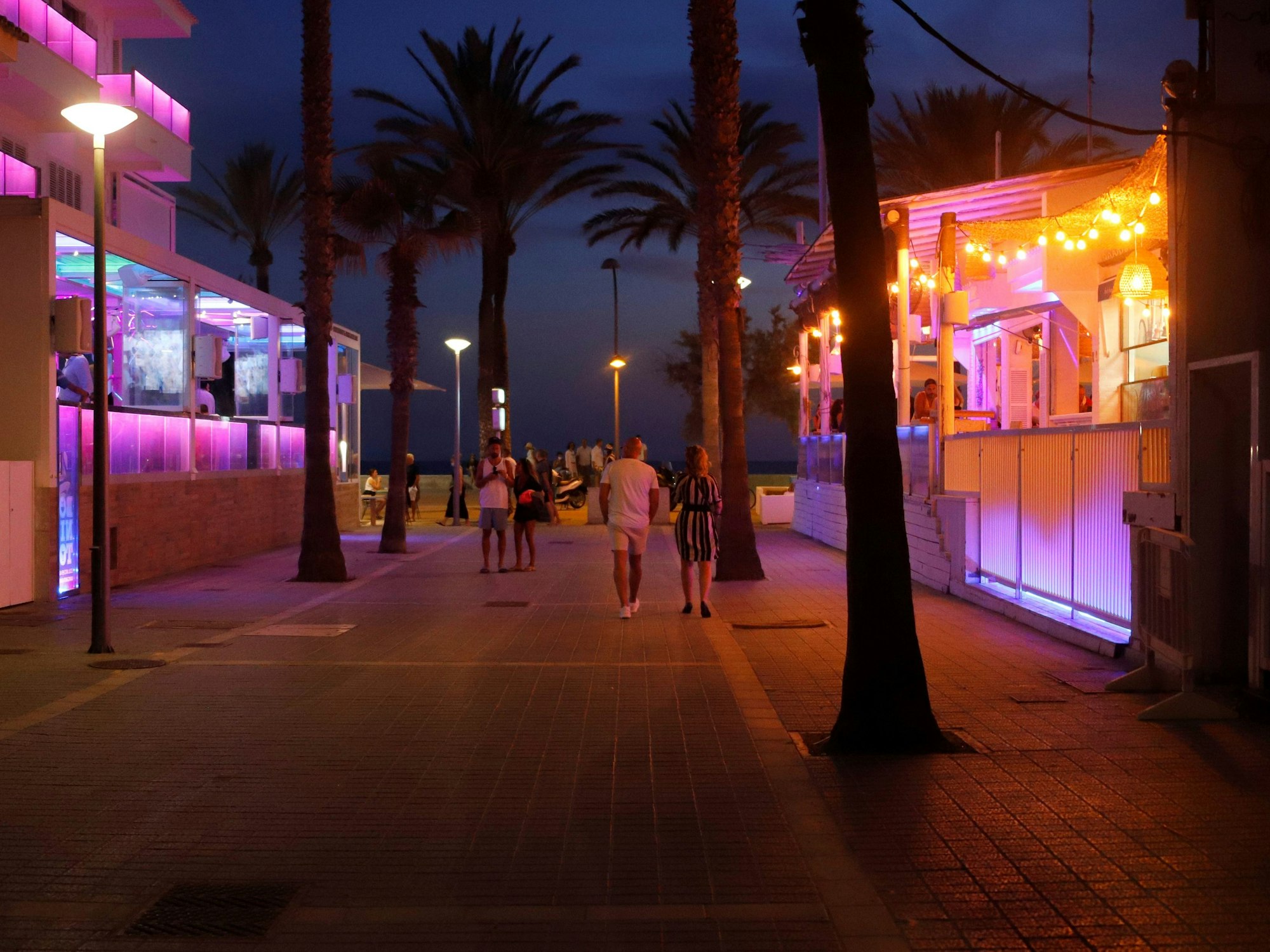 Der Angreifer ist ebenfalls Deutscher. Unser Foto zeigt Touristinnen und Touristen an der Playa de Palma.