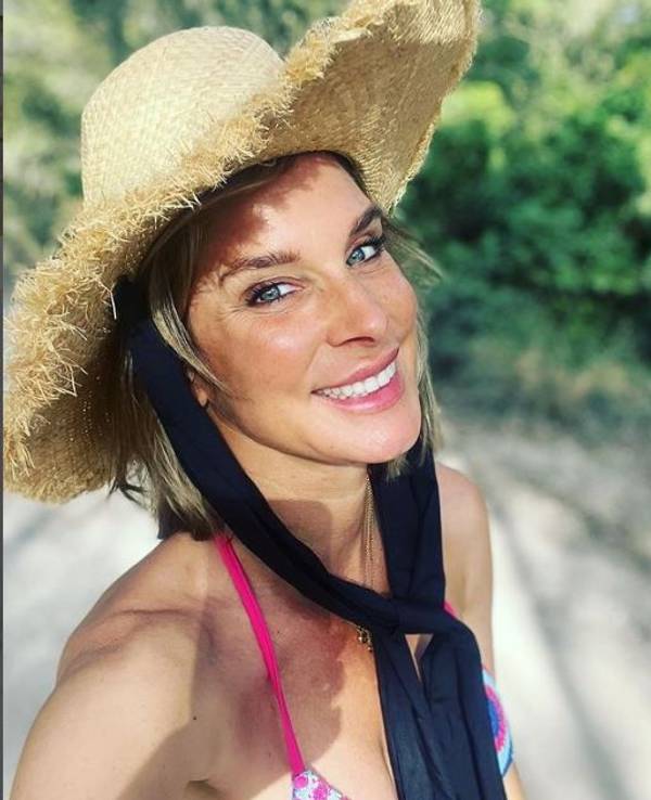 Claudelle Deckert lächelt in die Kamera.