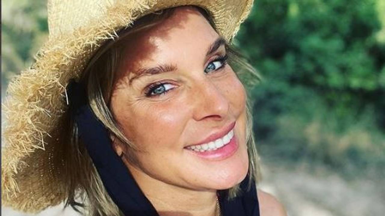 Claudelle Deckert lächelt in die Kamera.