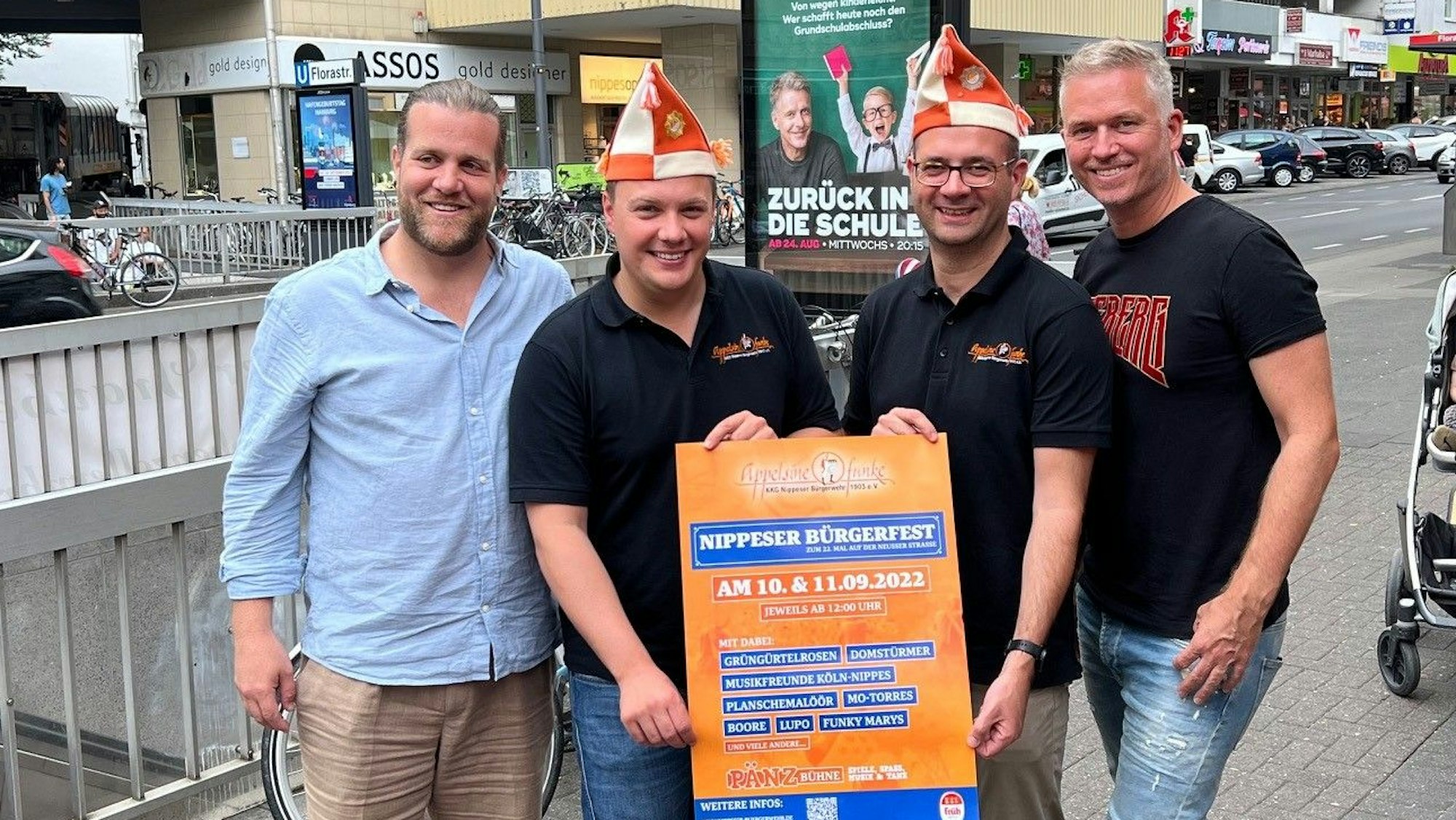 Das Orga-Team des Nippeser Bürgfestes 2022 hält ein Plakat hoch