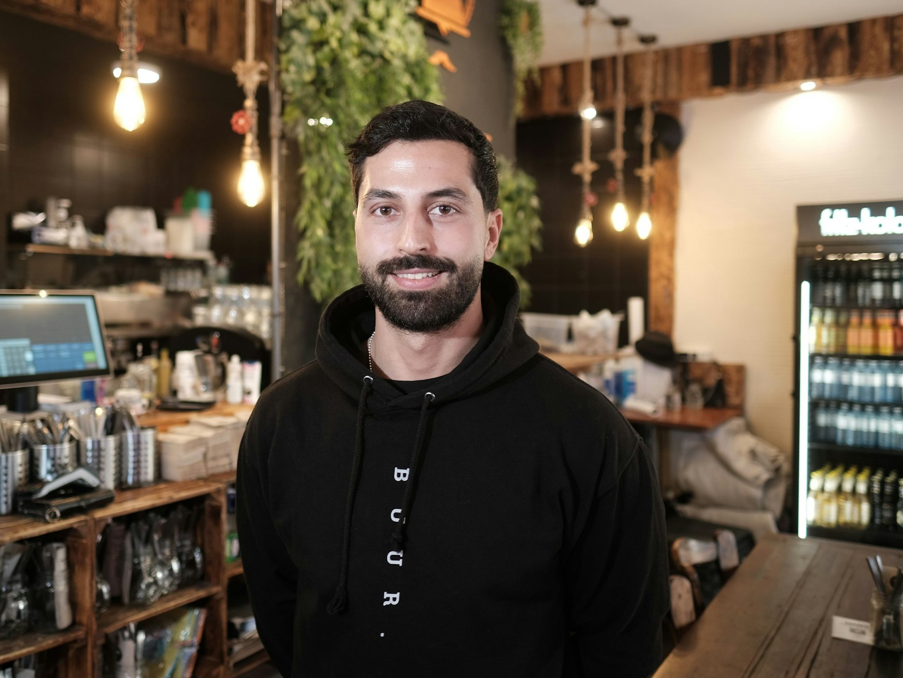 Geschäftsführer Mazlum Akyol steht im Café Buur in Köln.