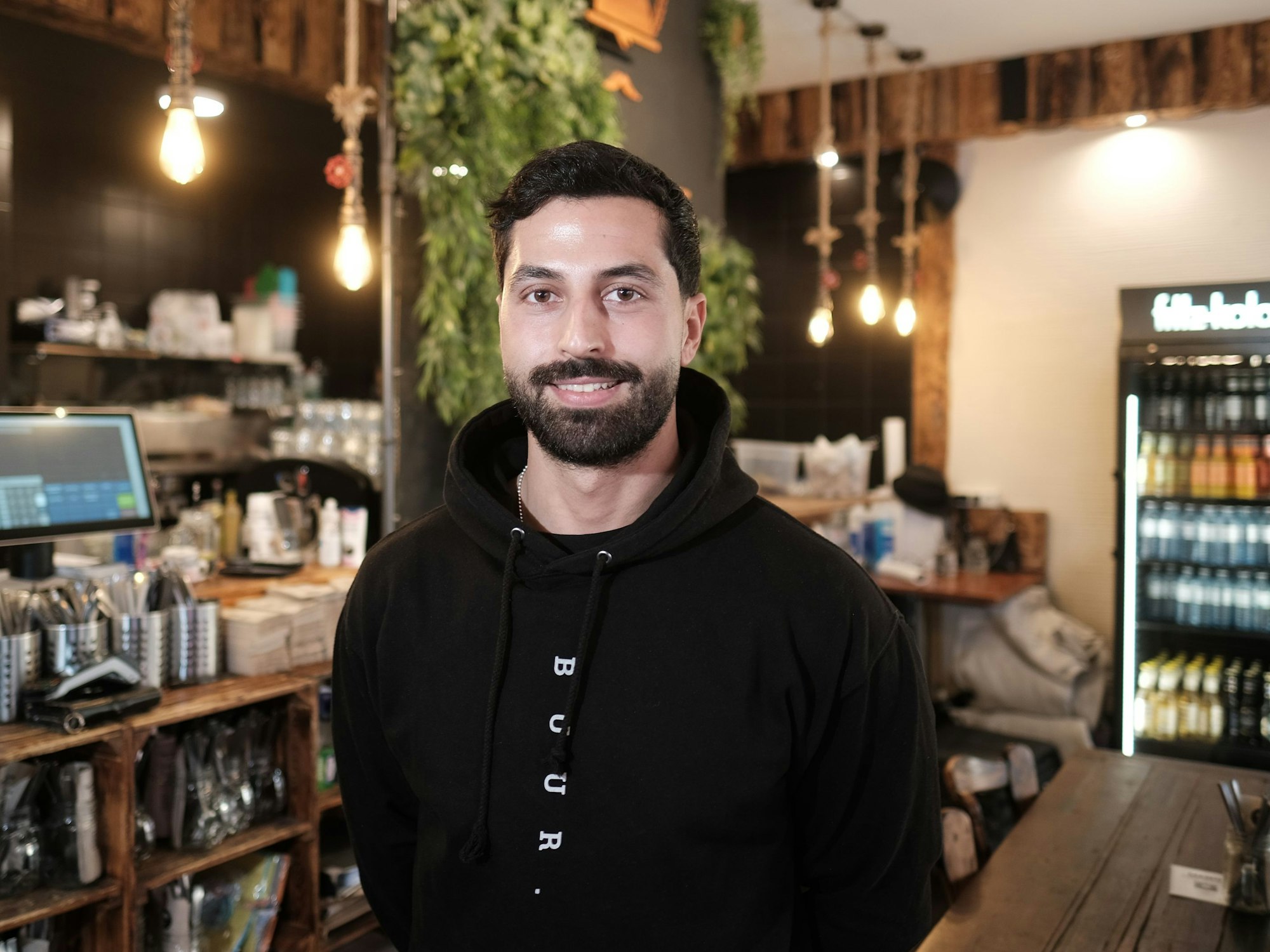 Geschäftsführer Mazlum Akyol steht im Café Buur in Köln.