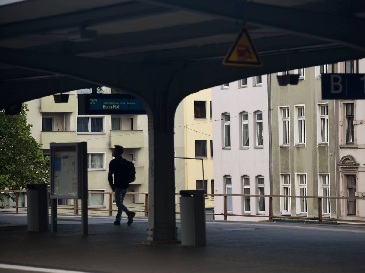 Mann geht alleine über den Bahnhof Süd in Köln.