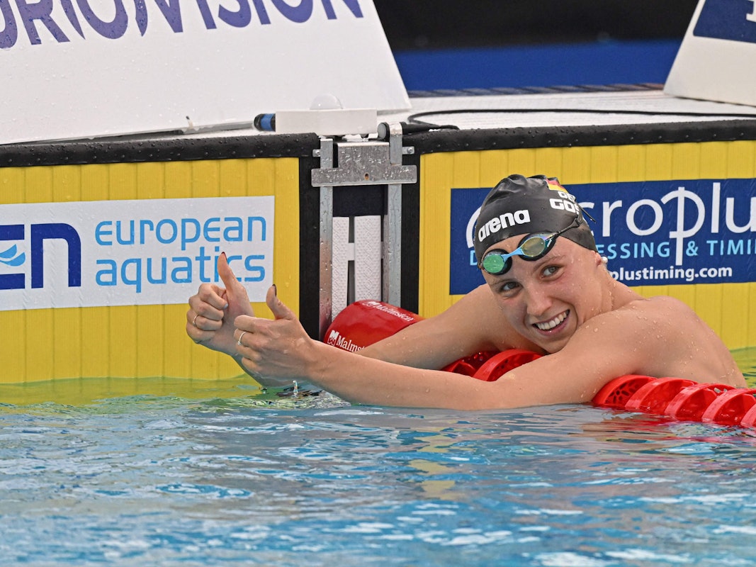 Isabel Gose bejubelt mit beiden Daumen nach oben ihren Gold-Coup über 400 Meter Freistil bei der Schwimm-EM in Rom.