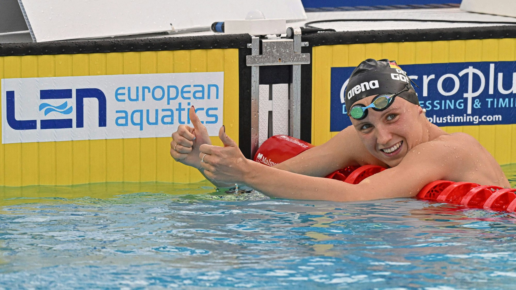 Isabel Gose bejubelt mit beiden Daumen nach oben ihren Gold-Coup über 400 Meter Freistil bei der Schwimm-EM in Rom.