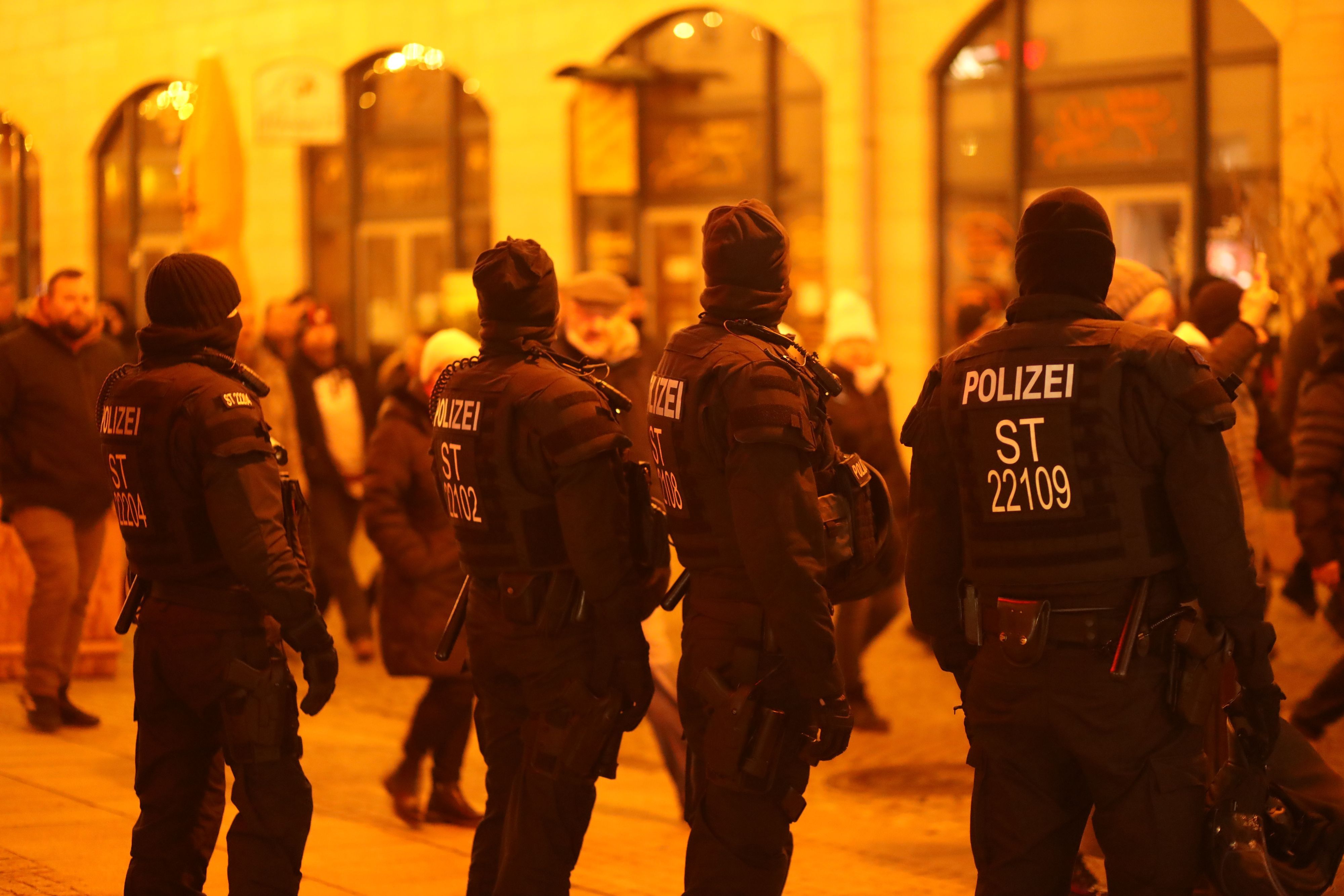 Polizisten stehen bei einer Demonstration vor den Teilnehmern, die gegen die Corona-Maßnahmen protestieren. Unser Foto stammt vom Dezember 2021 aus Sachsen-Anhalt.