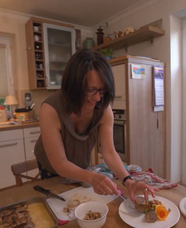 Gastgeberin Kirsten steht am dritten Tag von „Das perfekte Dinner“ in Lüneburg (TV-Ausstrahlung: 17. August 2022) in ihrer Küche und bereitet Essen zu.