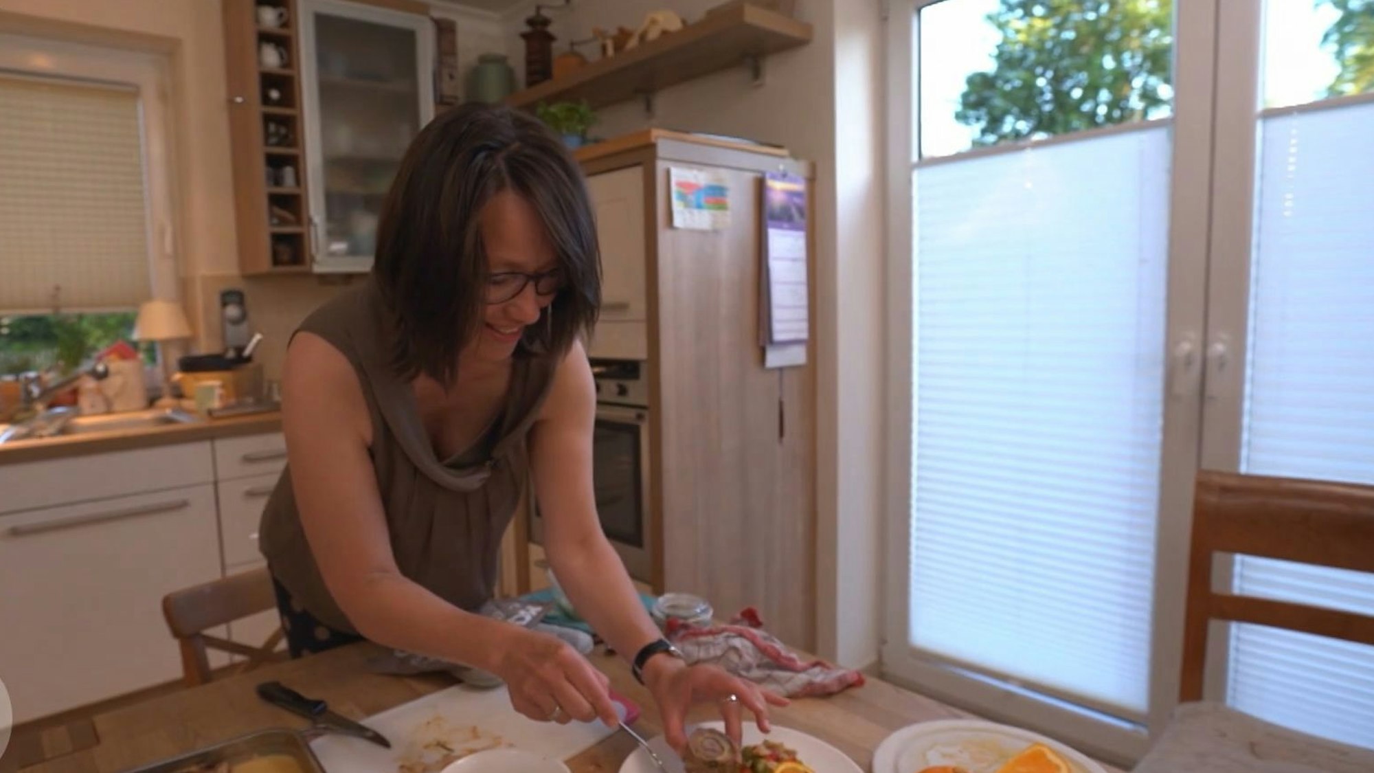 Gastgeberin Kirsten steht am dritten Tag von „Das perfekte Dinner“ in Lüneburg (TV-Ausstrahlung: 17. August 2022) in ihrer Küche und bereitet Essen zu.