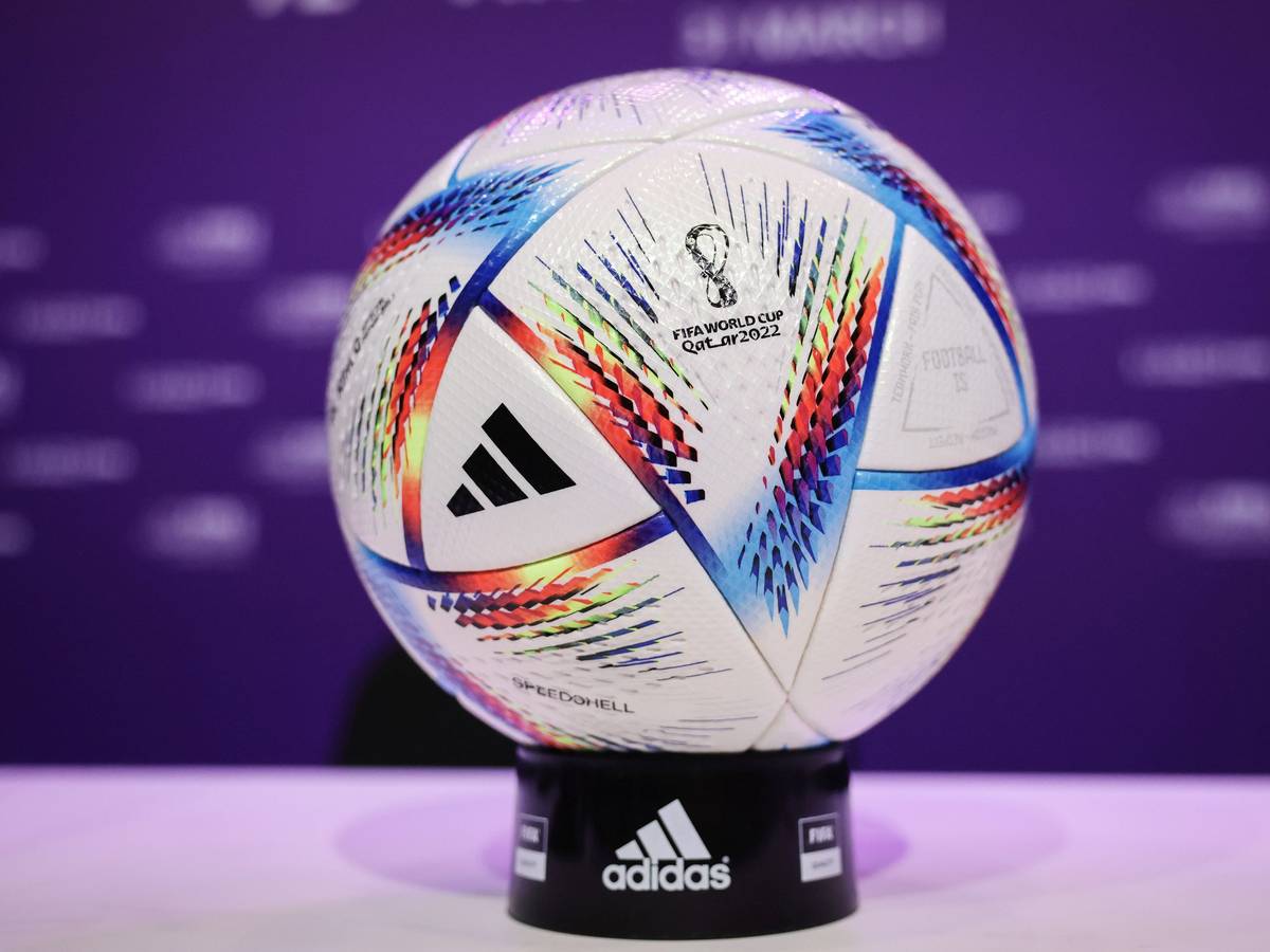Der offizielle Spielball für die Katar-WM wird zur Schau gestellt.