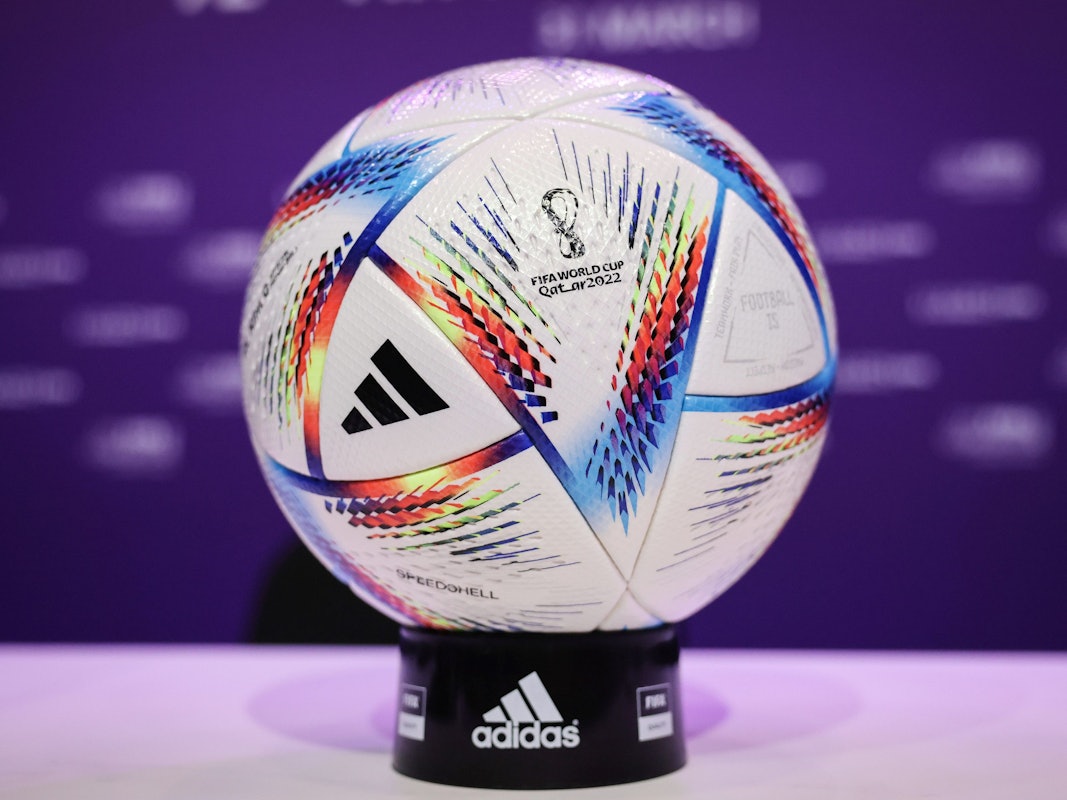 Der offizielle Spielball für die Katar-WM wird zur Schau gestellt.