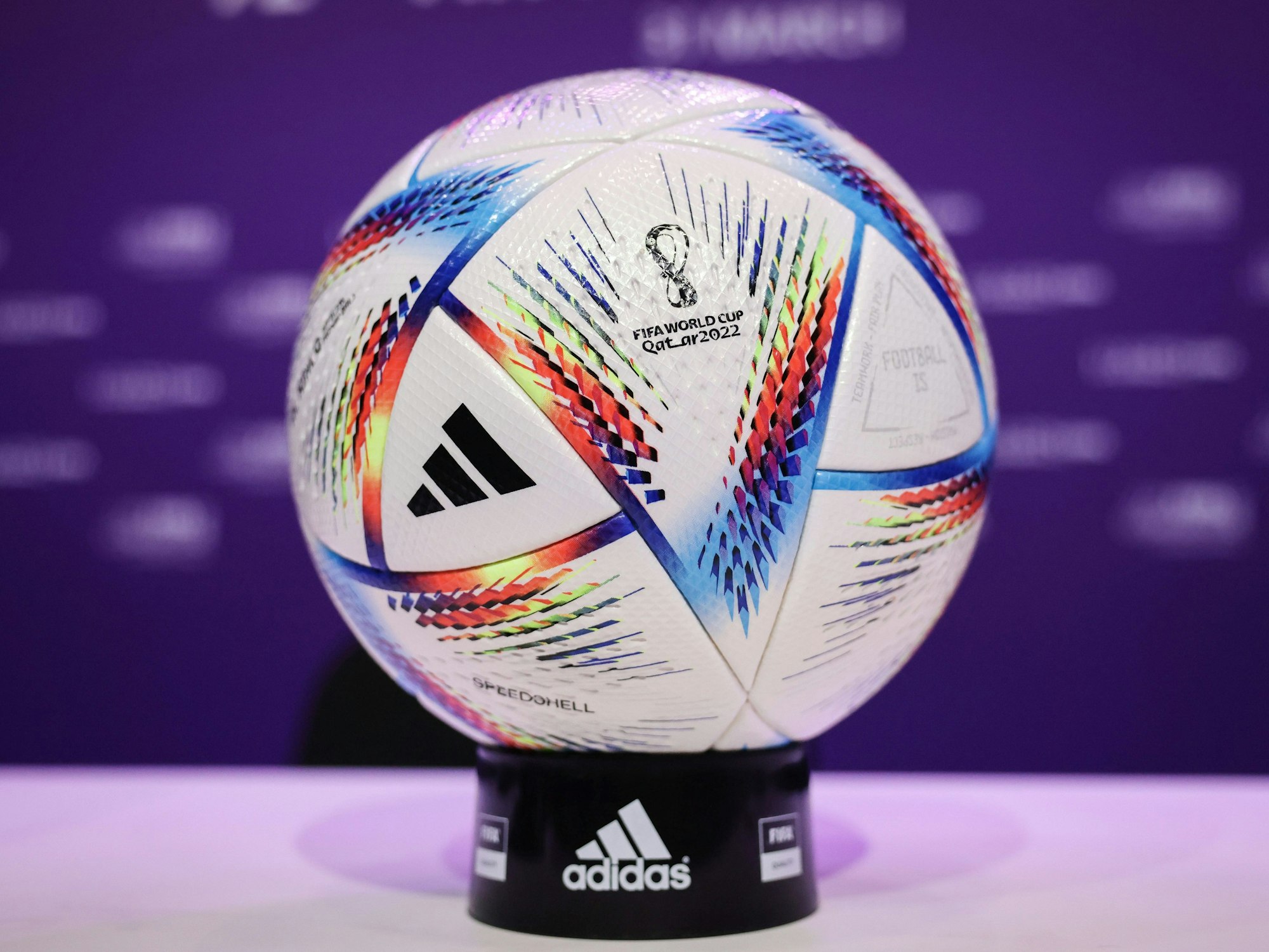 Der offizielle Spielball für die Katar-WM wird zur Schau gestellt.