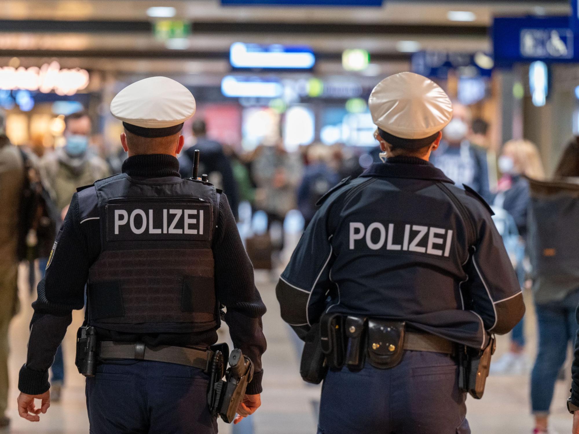 Polizeibeamte patrouillieren am 5. Oktober 2021 im Kölner Hauptbahnhof.