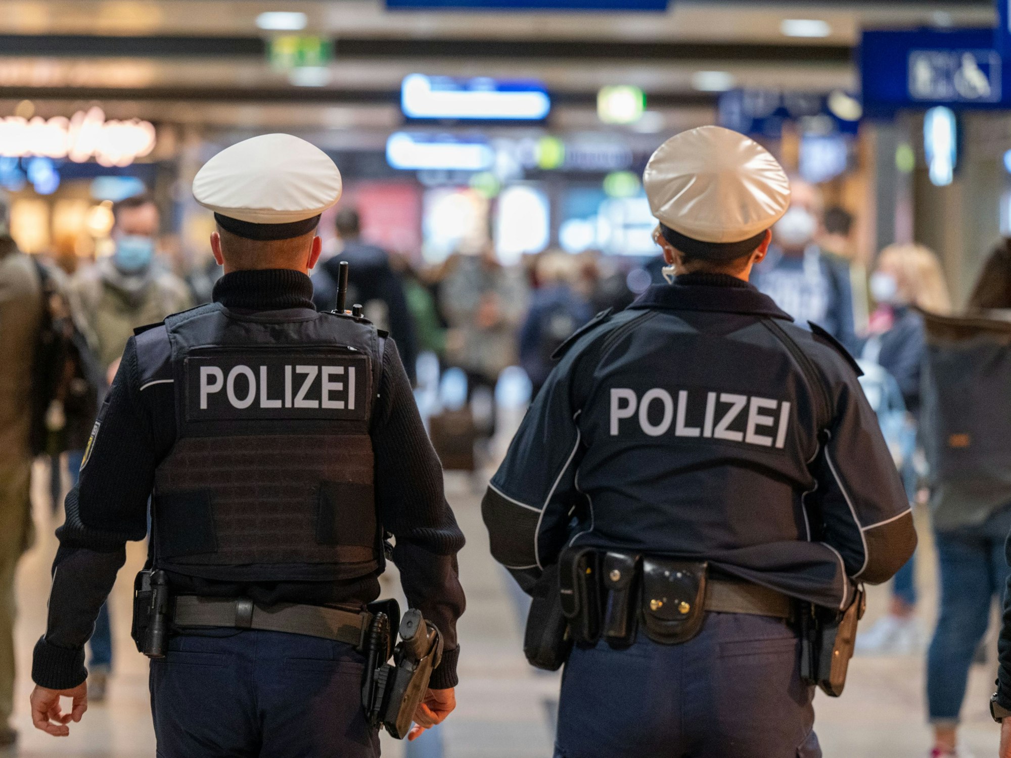 Polizeibeamte patrouillieren am 5. Oktober 2021 im Kölner Hauptbahnhof.