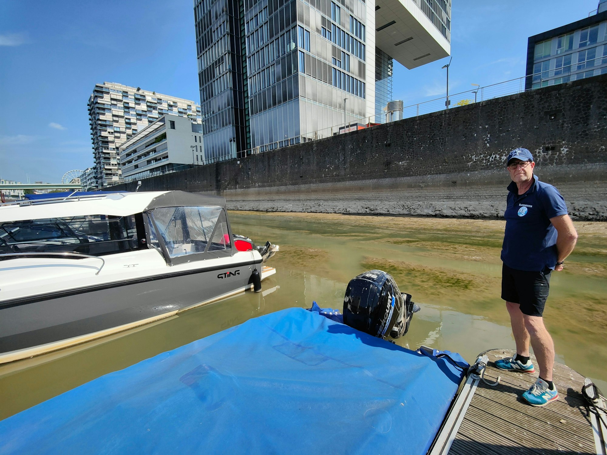 Hafenmeister Bern Wilmers bei den Booten im Rheinauhafen.