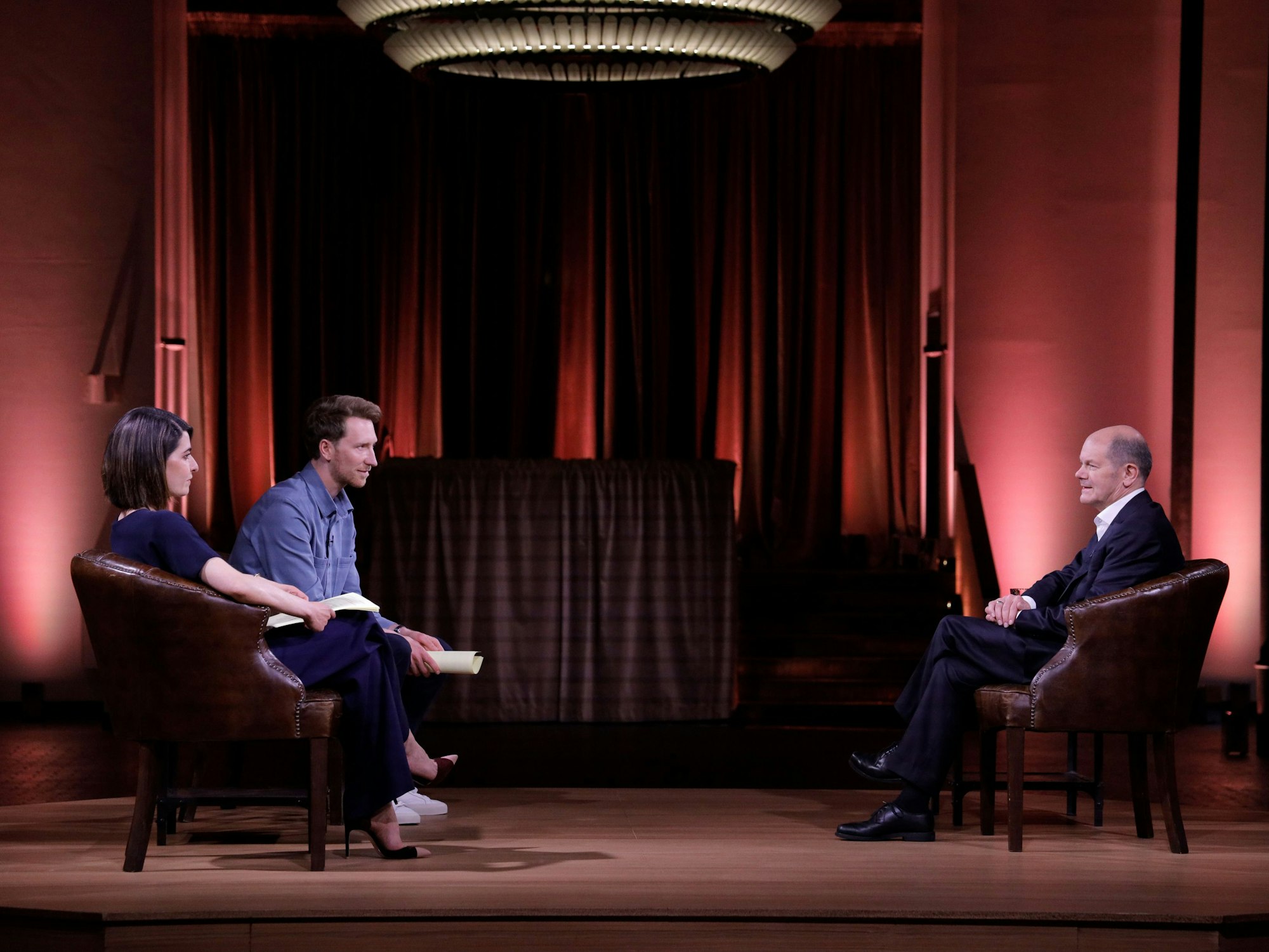 Im Mai 2021 moderierte Louis Klamroth gemeinsam mit Linda Zervakis den damaligen Kanzlerkandidaten Olaf Scholz bei ProSieben.