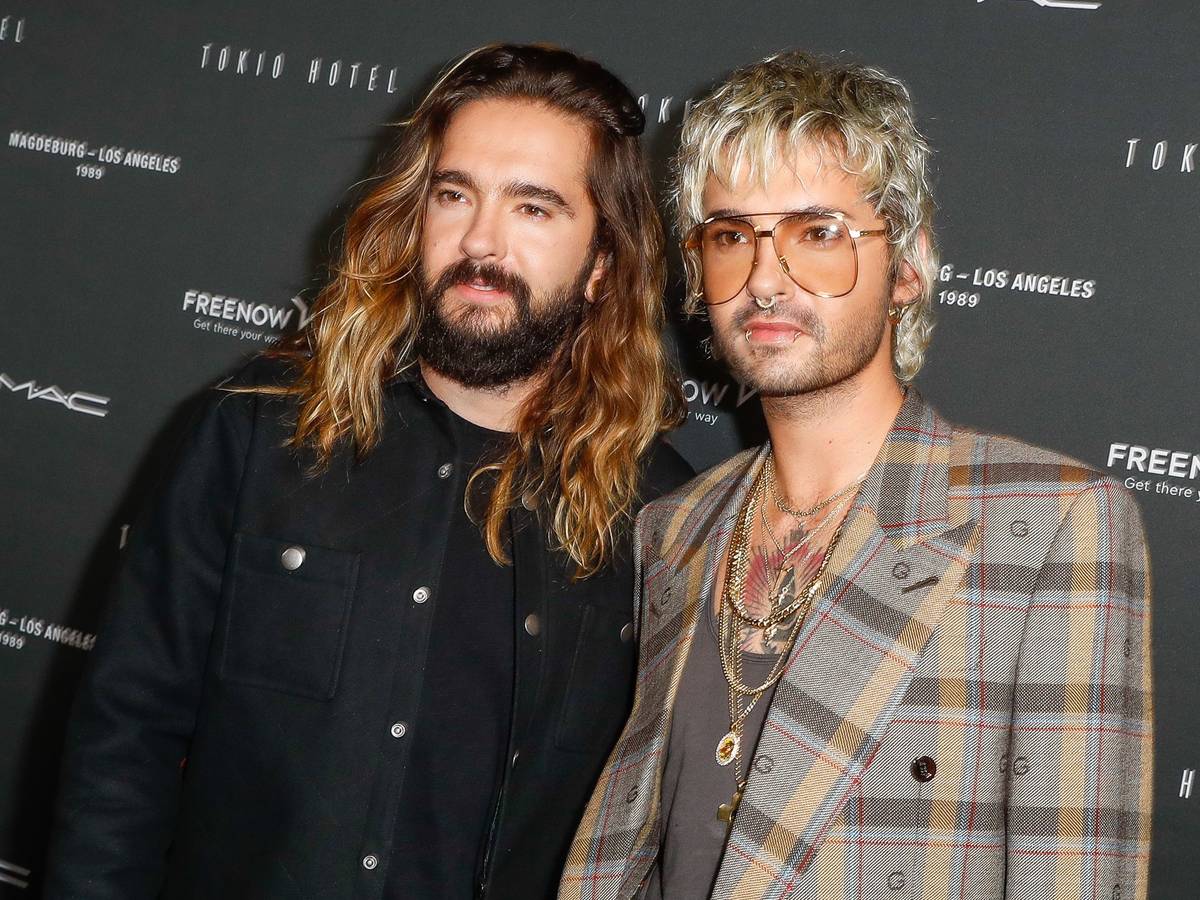 Tom Kaulitz (l) und sein Bruder Bill Kaulitz kommen zu einem Event von Tokio Hotel. (zu dpa: «Ein Fetischclub von Tokio Hotel? - Celle macht ungewöhnliches Angebot») +++ dpa-Bildfunk +++