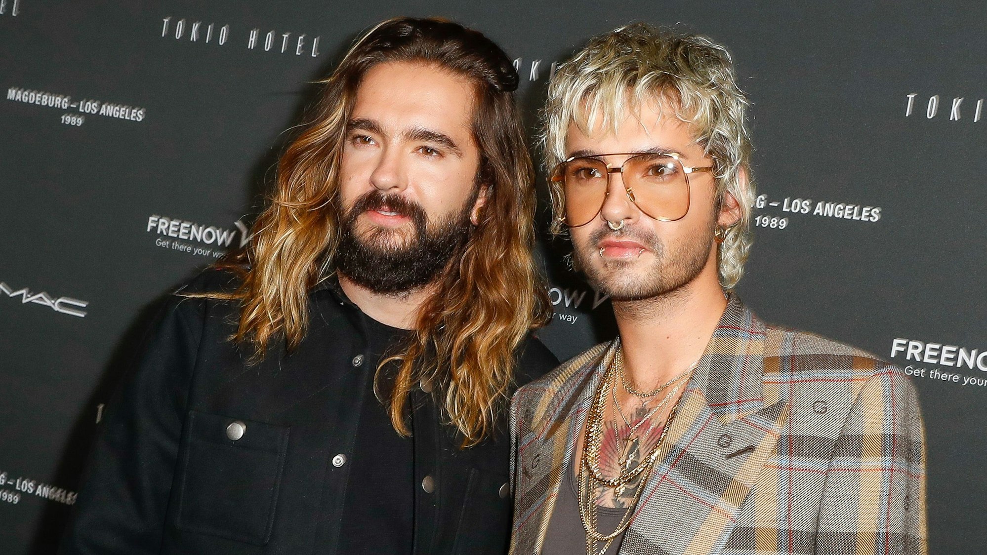 Tom Kaulitz (l) und sein Bruder Bill Kaulitz kommen zu einem Event von Tokio Hotel. (zu dpa: «Ein Fetischclub von Tokio Hotel? - Celle macht ungewöhnliches Angebot») +++ dpa-Bildfunk +++